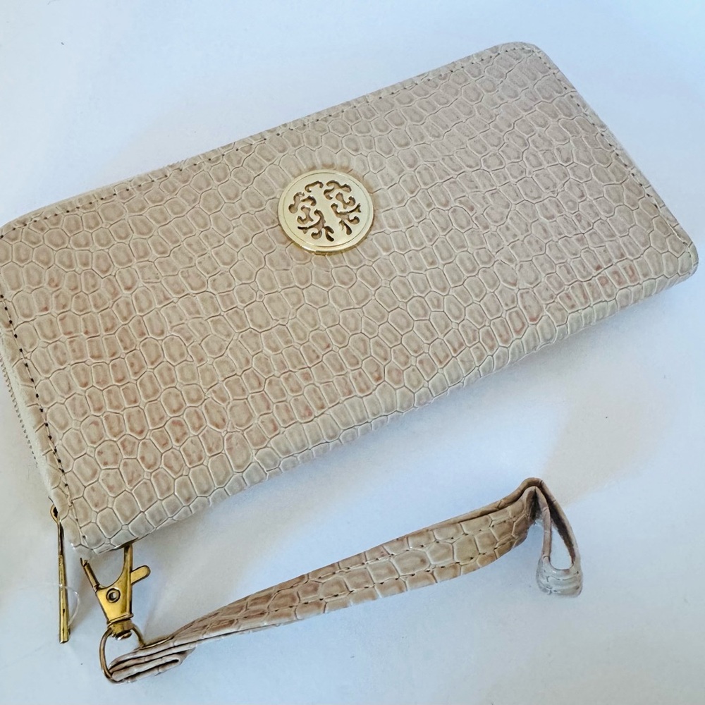 Women’s Cream Color Faux Leather Wristlet Wallet NWT!!